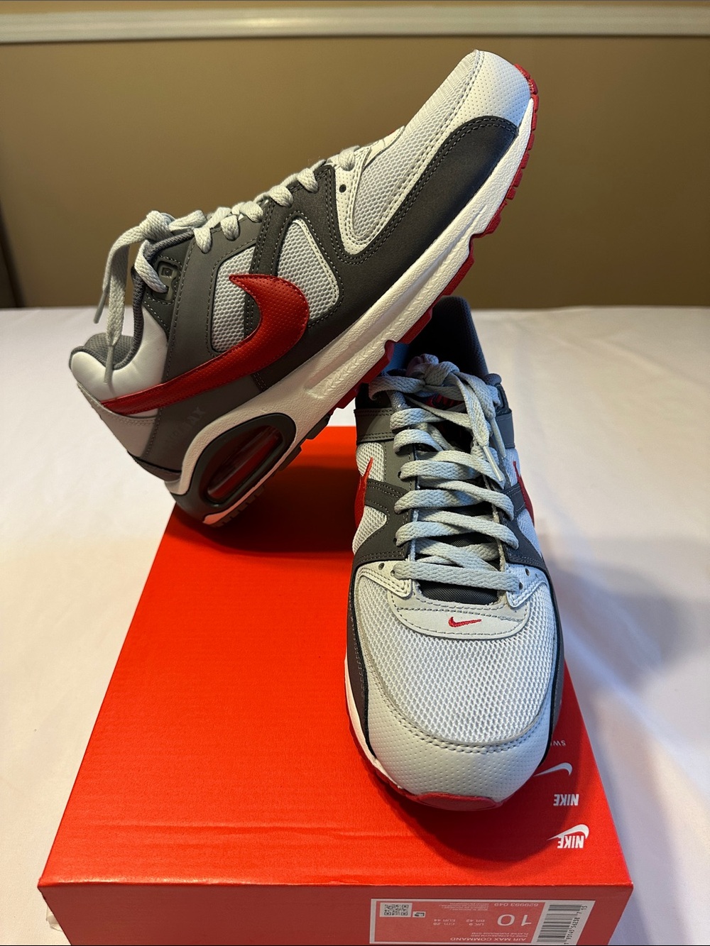 Nike Men's Air Max Command- White / Gray / Red Size 10 .New Box Without Lid.